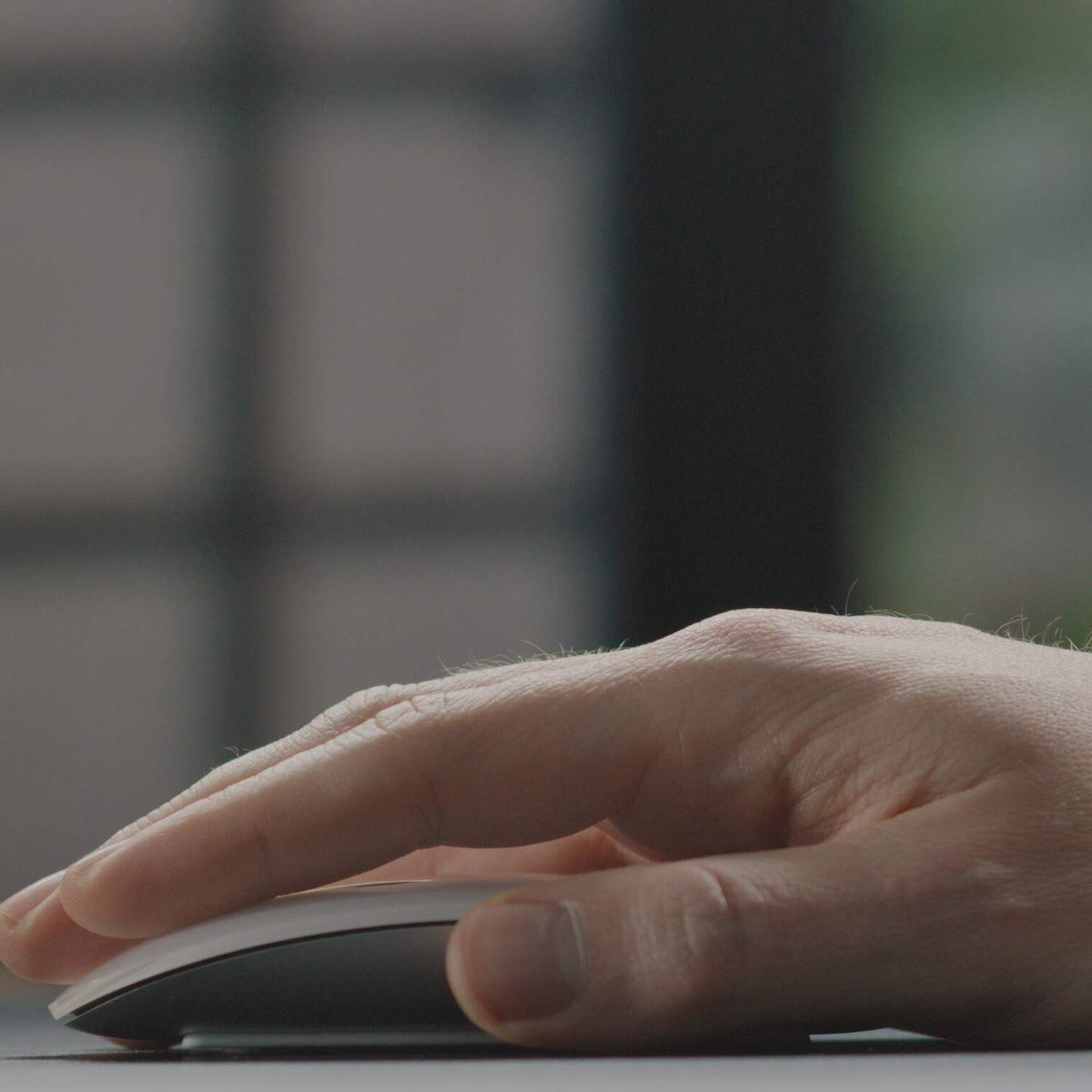 How to hold the Magic Mouse properly? Get the perfect Magic Mouse grip. How to hold the Magic Mouse properly? Get the perfect Magic Mouse grip.